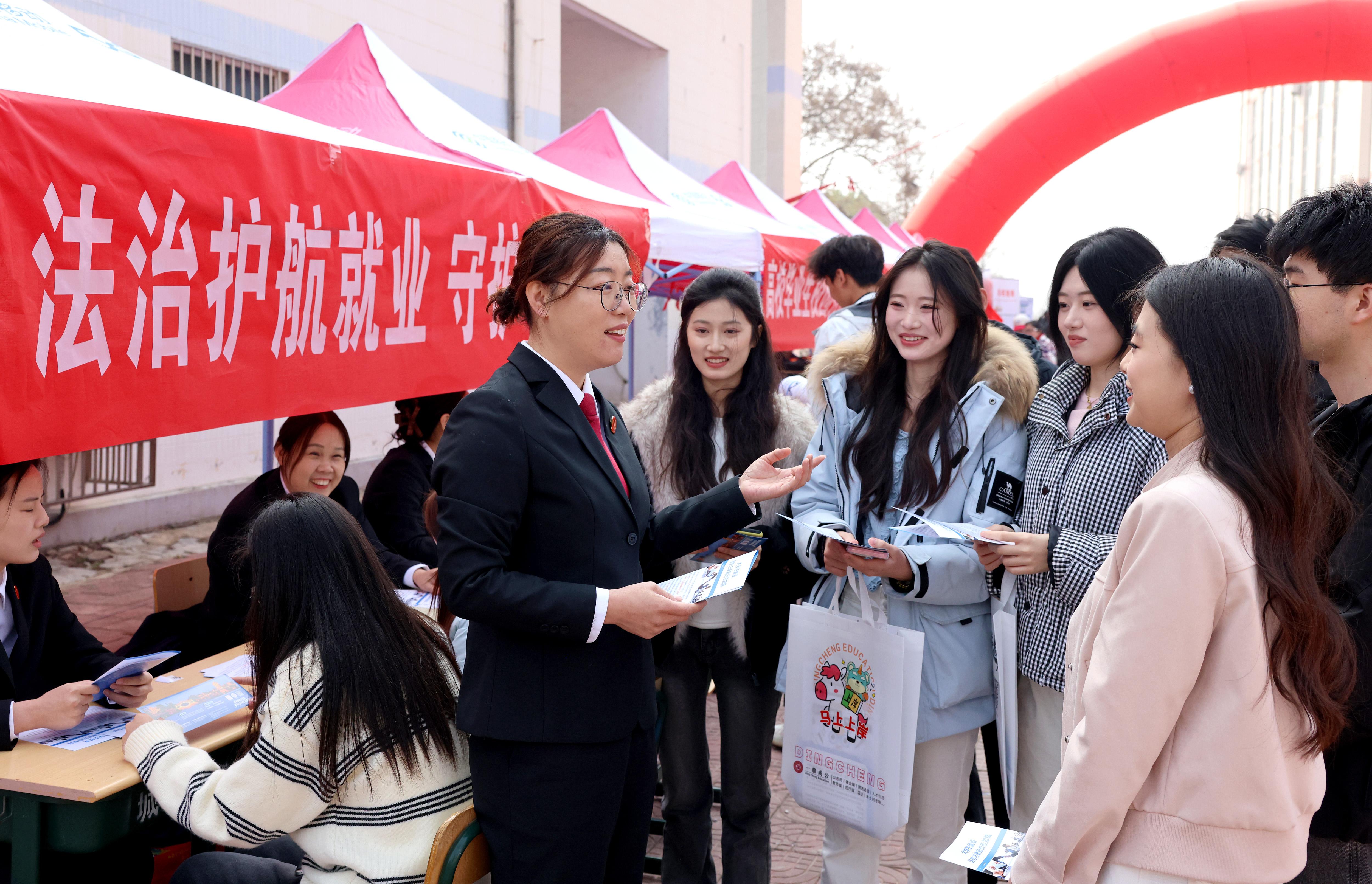 ��������У�@��Ƹ