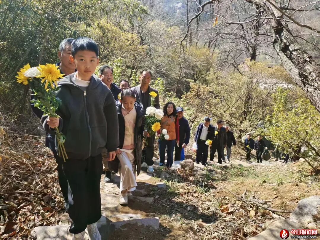  ������Ӣ�� ���������С��������T��(hu��)�L(zh��ng)�ʼtɫ�Ļ��F(tu��n)�(du��)���ߍ�ɽ����ī������ʿ