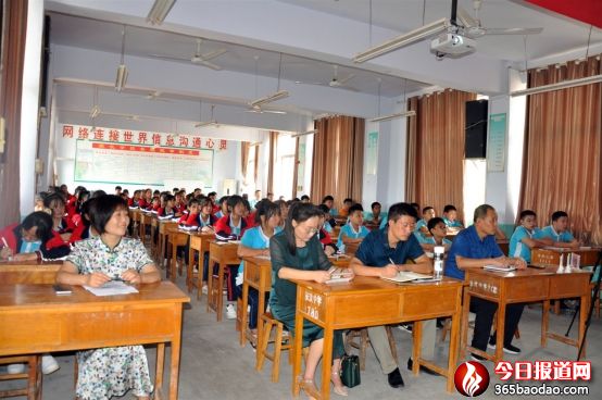 “開學(xué)第一課”教育報告會1695_副本.jpg