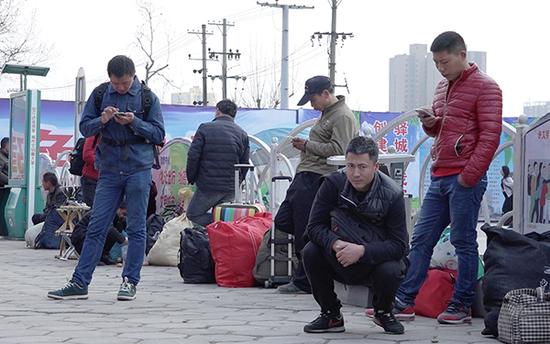 宋飛通過各種化裝混跡于人潮中.jpg