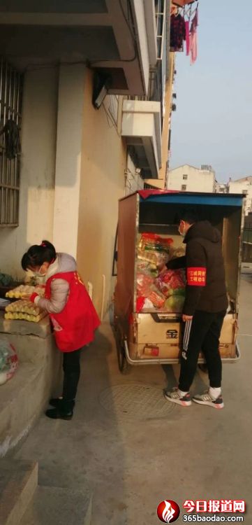 三輪車從商場搬運(yùn)物資.jpg