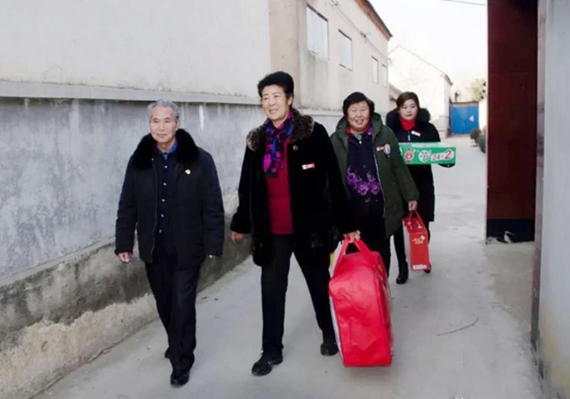 前往老兵、老黨員戴懷青家，受到戴懷青家人的熱情迎接.jpg