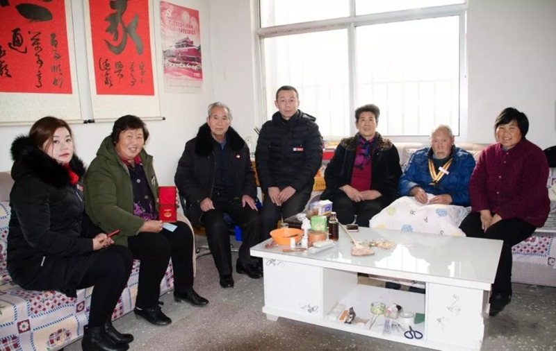 沂蒙兵媽媽擁軍協(xié)會(huì)一行與戴懷青家人合影.jpg