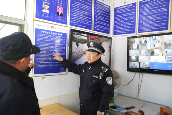 治安民警在檢查監(jiān)控
